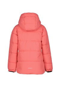 Veste matelassée rose avec capuche, présentant un design quilté, des poignets élastiques et un logo près de l'ourlet. Texture douce et lisse.