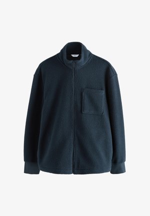 Giacca in pile blu navy scuro, con collo alto, zip frontale completa e tasca sul petto. Il tessuto ha un aspetto morbido e strutturato.