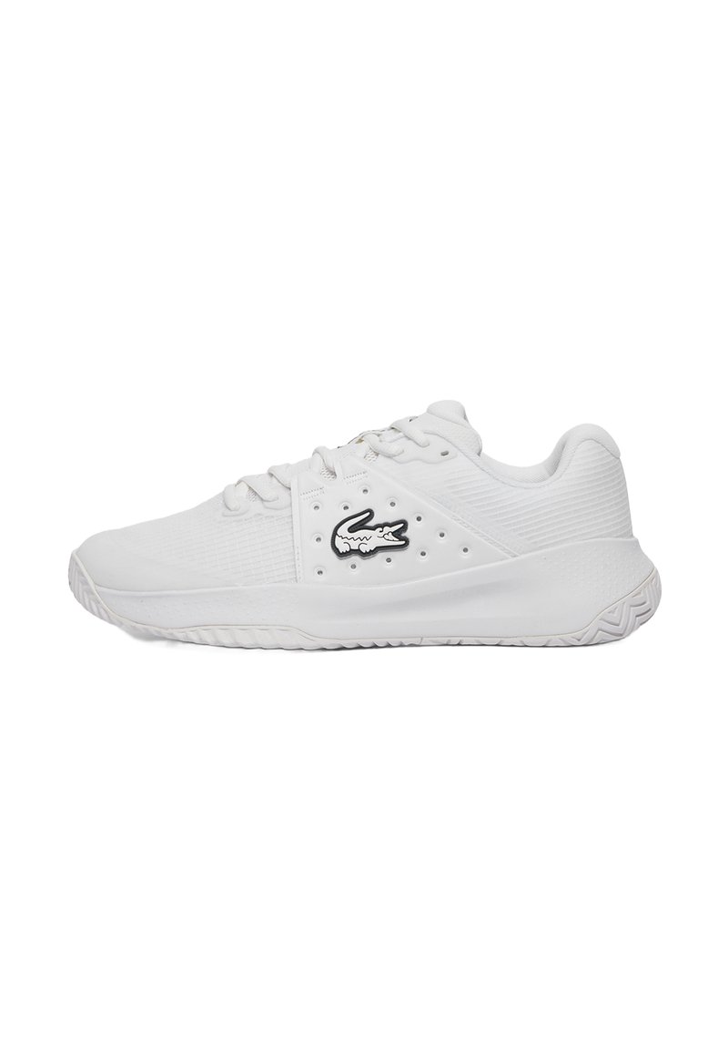 Scarpe da ginnastica bianche con una tomaia testurizzata, design con lacci e un prominente logo di coccodrillo nero sul lato. Suola in gomma con motivo di trazione.