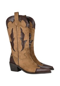 Botas de vaquero de ante marrón con parte superior texturizada en marrón oscuro, punta afilada y recortes decorativos en el caña. Diseño de tacón cuadrado.