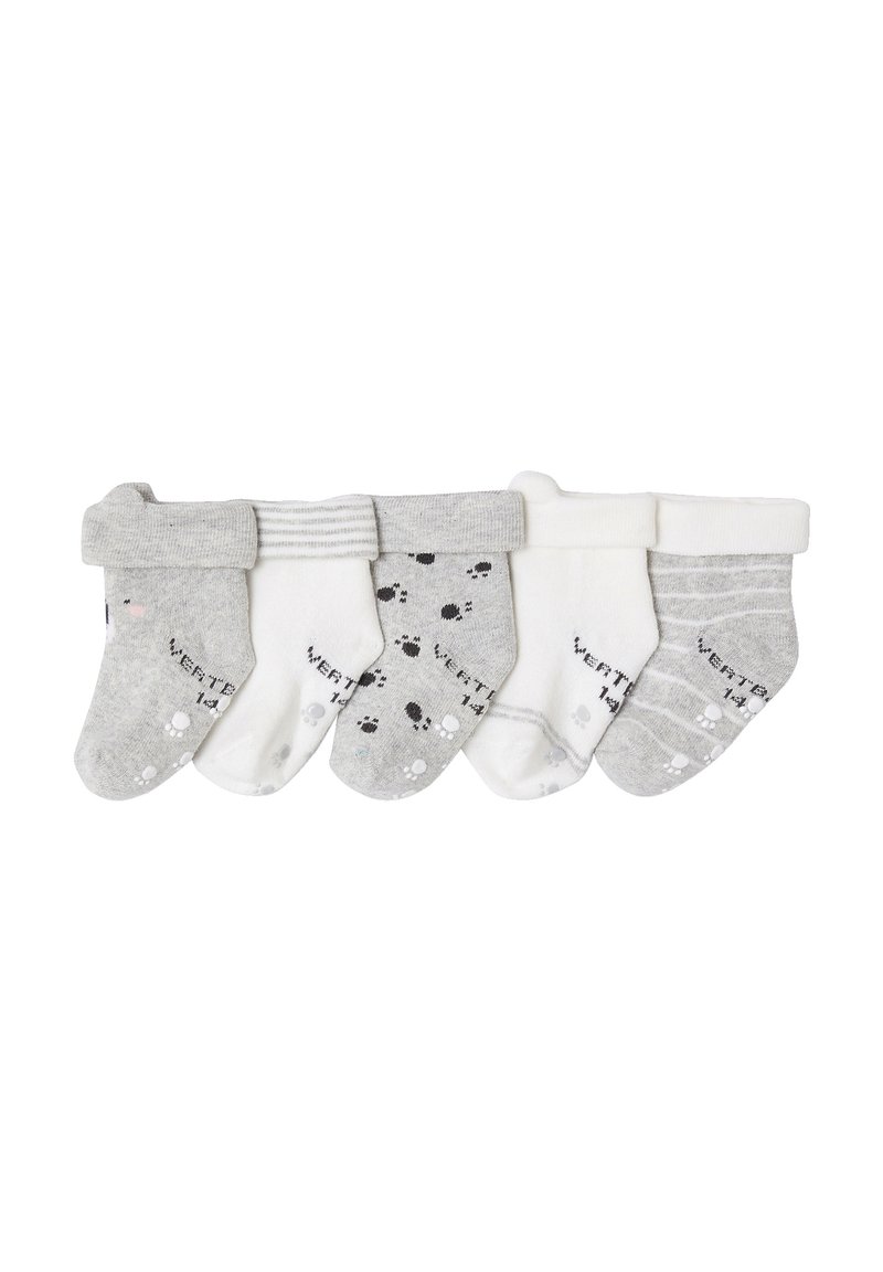 Fünf Paare gefalteter Babysocken in grau und weiß, die Streifen, Pfotenabdrücke und einfarbige Muster aufweisen, nebeneinander aufgereiht.