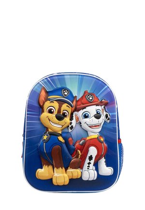 Sac à dos avec deux chiots animés souriants déguisés en policier et pompier sur un fond bleu avec des rayons lumineux.