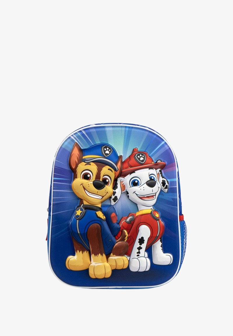 Sac à dos avec deux chiots animés souriants déguisés en policier et pompier sur un fond bleu avec des rayons lumineux.
