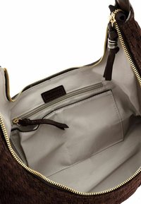 Borsa a tracolla in pelle intrecciata marrone con zip dorata, dotata di un interno beige, una tasca con zip e una tasca a scomparsa per l'organizzazione.