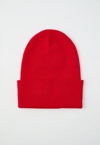 Rød strikket beanie-hat med foldet manchet; blød tekstur, sømløst design og afrundet top.