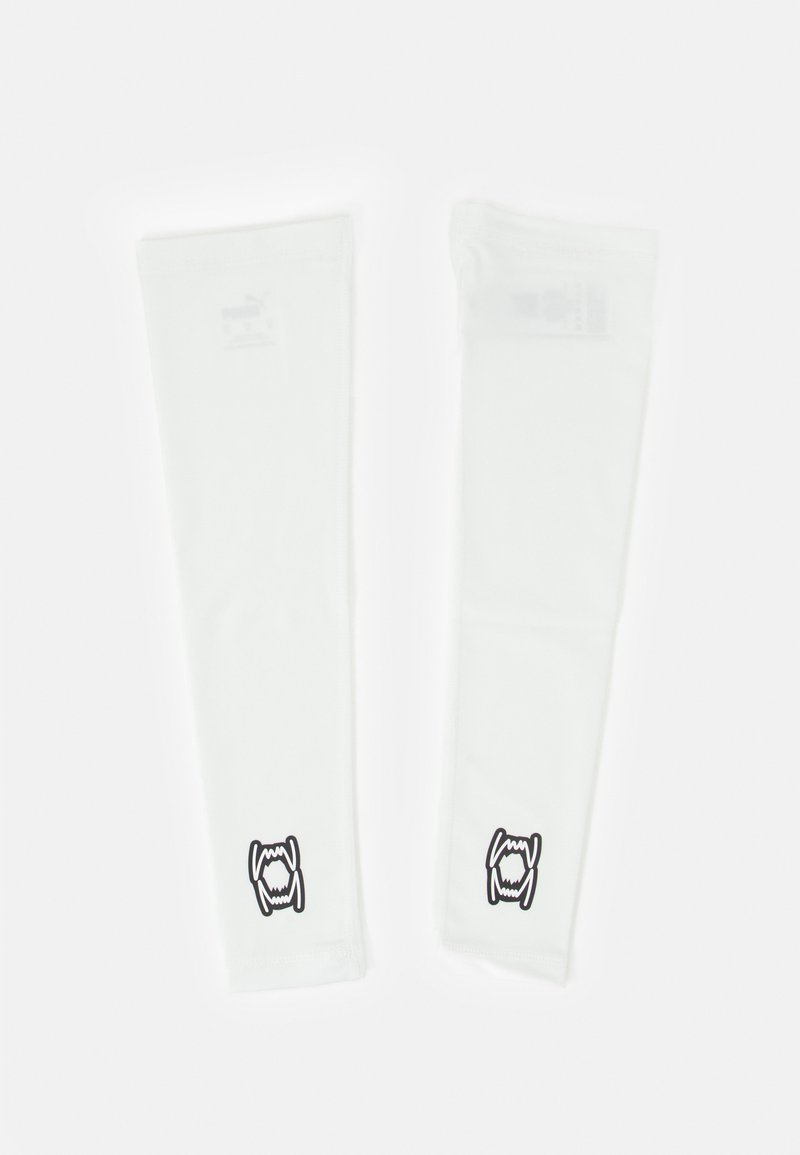 Manchons blancs en tissu lisse, avec un logo graphique noir près du poignet, conçus pour le confort et la flexibilité.