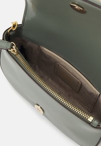 DKNY TAMMY - Skulderveske - chino/olive