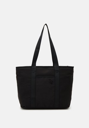 Bolsa tote negra con asas largas y bolsillo delantero, con pequeño texto bordado "reciclar" sobre fondo liso.