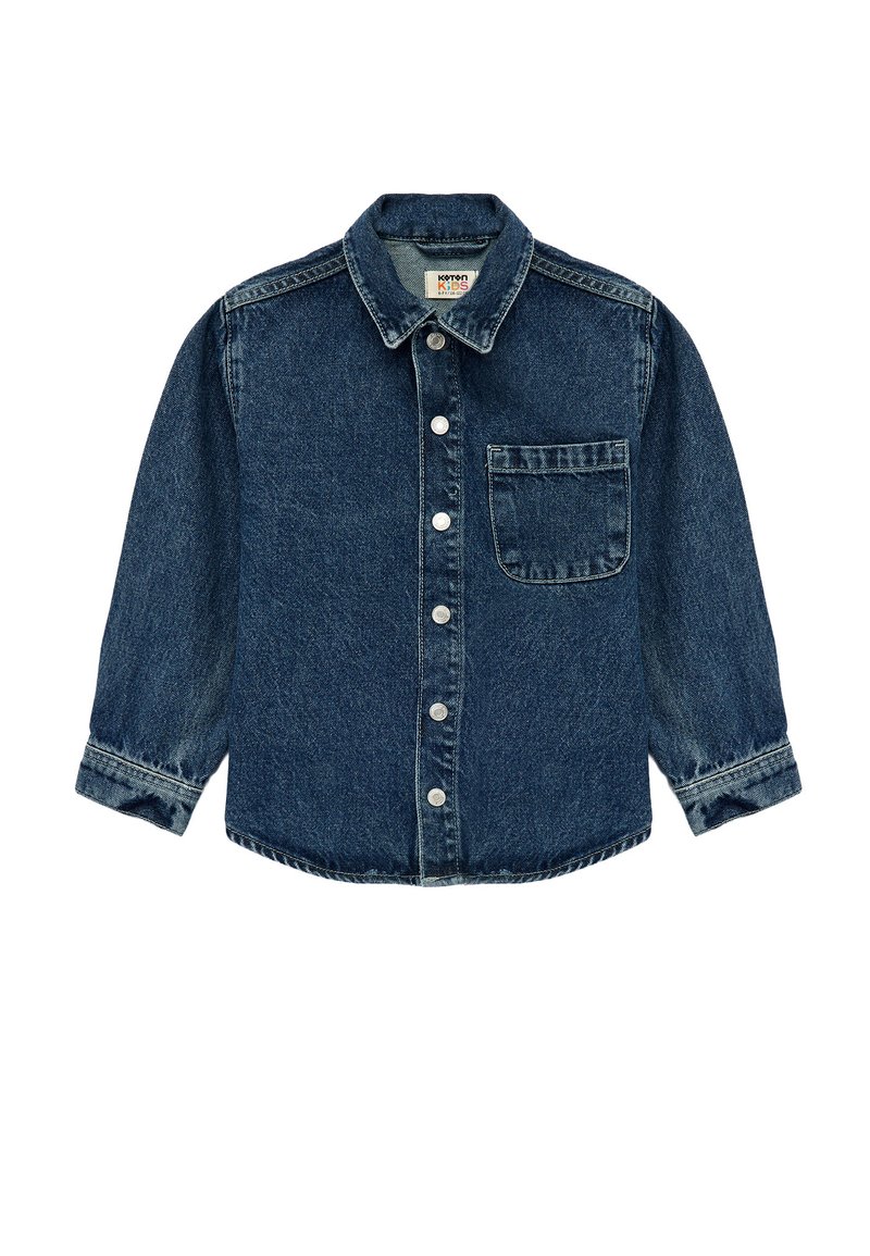 Denim skjorte med knapper i mørkeblå. Har en spidse krave, lange ærmer og en enkelt brystlomme. Sølvfarvede metalknapper.