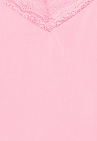 Tecido rosa com um decote em V embelezado com delicada renda. A textura é suave, com um leve efeito de nervuras no material.