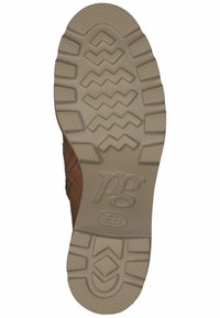 Zapato de cuero marrón con una suela de goma beige que presenta un patrón de banda de rodadura en zigzag, logo en relieve y acentos texturizados a lo largo del costado.