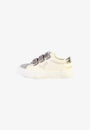 Sneaker bianco per bambini con tomaia in pelle liscia, tre fascette regolabili con strass e un accentuazione argentata sul tallone.