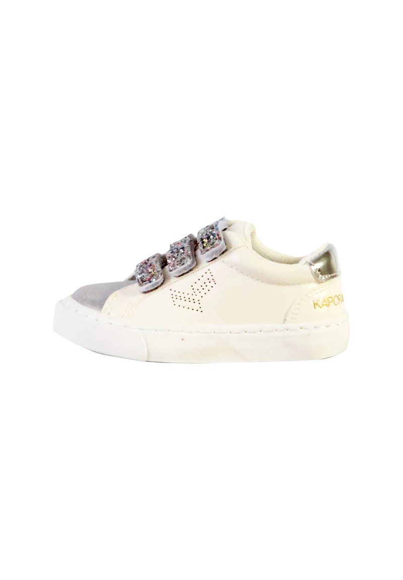 Sneaker bianco per bambini con tomaia in pelle liscia, tre fascette regolabili con strass e un accentuazione argentata sul tallone.