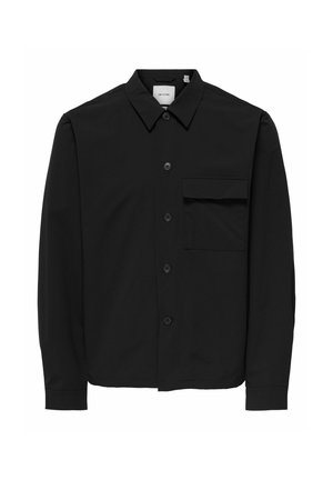 Chemise noire à boutons avec collier, manches longues, une poche poitrine et texture de tissu lisse. L'avant présente six boutons.