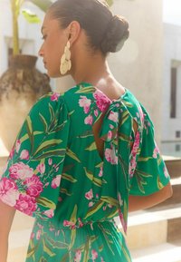 Love & Roses REGULAR FIT TWIST FRONT V-NECK SHORT SLEEVE MIDI - Dnevna haljina - green floral