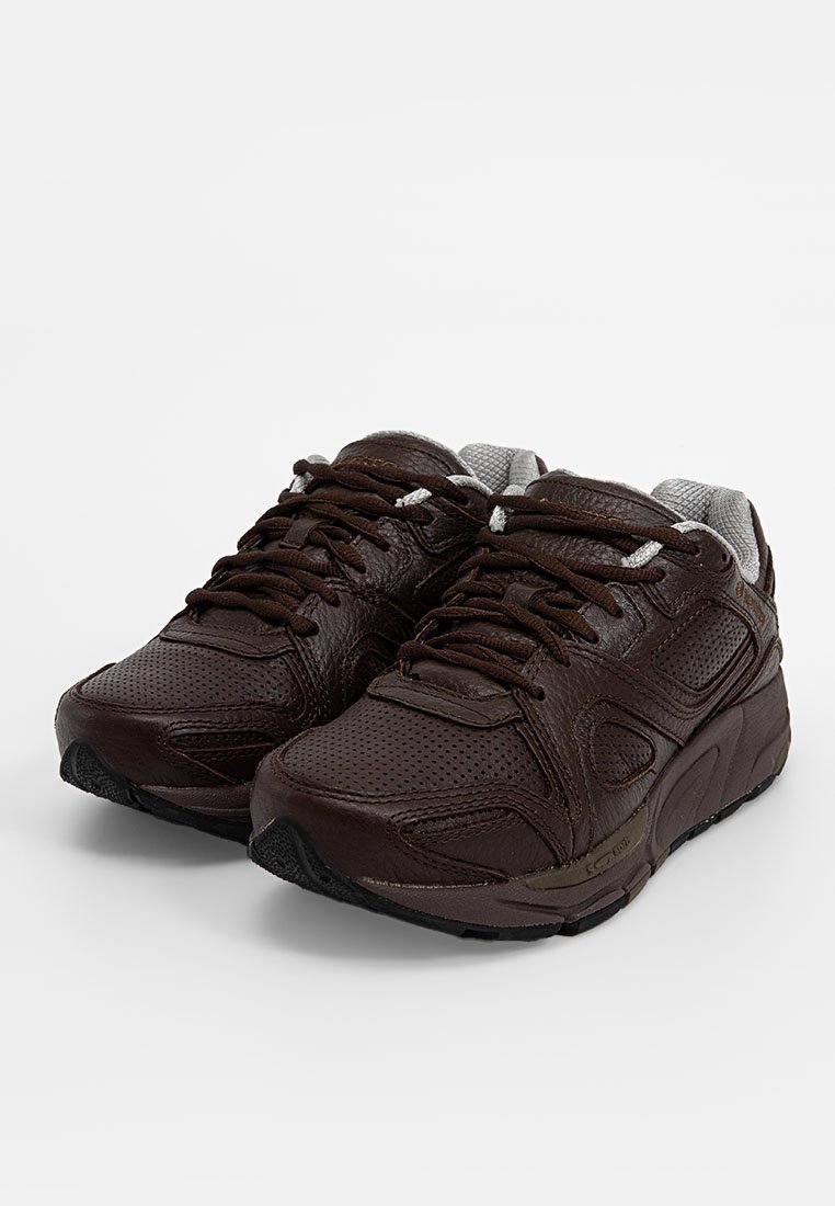 Sneaker in pelle marrone perforata con rivestimento in mesh grigio e lacci bianchi, dotate di suola ammortizzata e punta rinforzata.