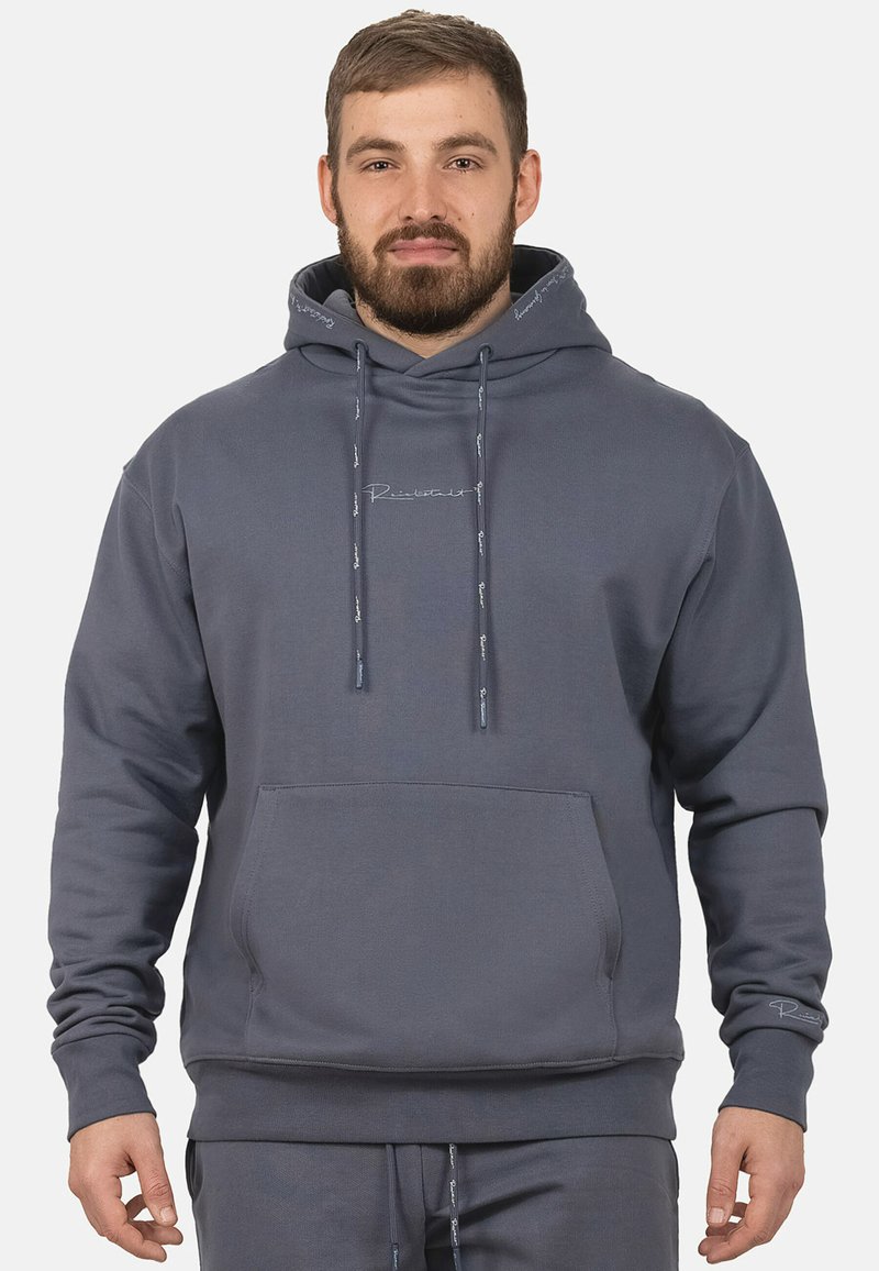 Hoodie in donkergrijs, gemaakt van zachte stof. Voorzien van een voorzak, verstelbare koordjes en geborduurd logo-detail.