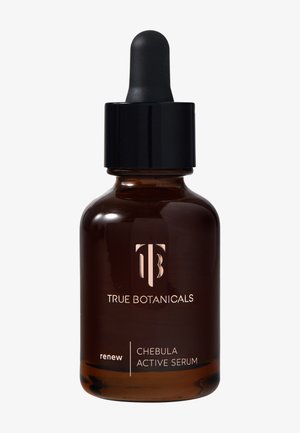 Flacon de sérum en verre marron avec un bouchon compte-gouttes noir. Il présente un texte doré indiquant "True Botanicals" et "renew Chebula Active Serum."