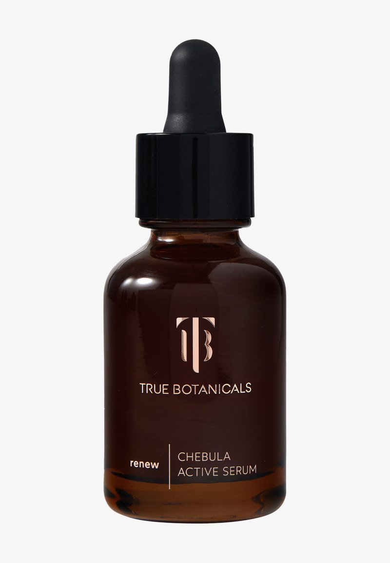 Flacon de sérum en verre marron avec un bouchon compte-gouttes noir. Il présente un texte doré indiquant "True Botanicals" et "renew Chebula Active Serum."