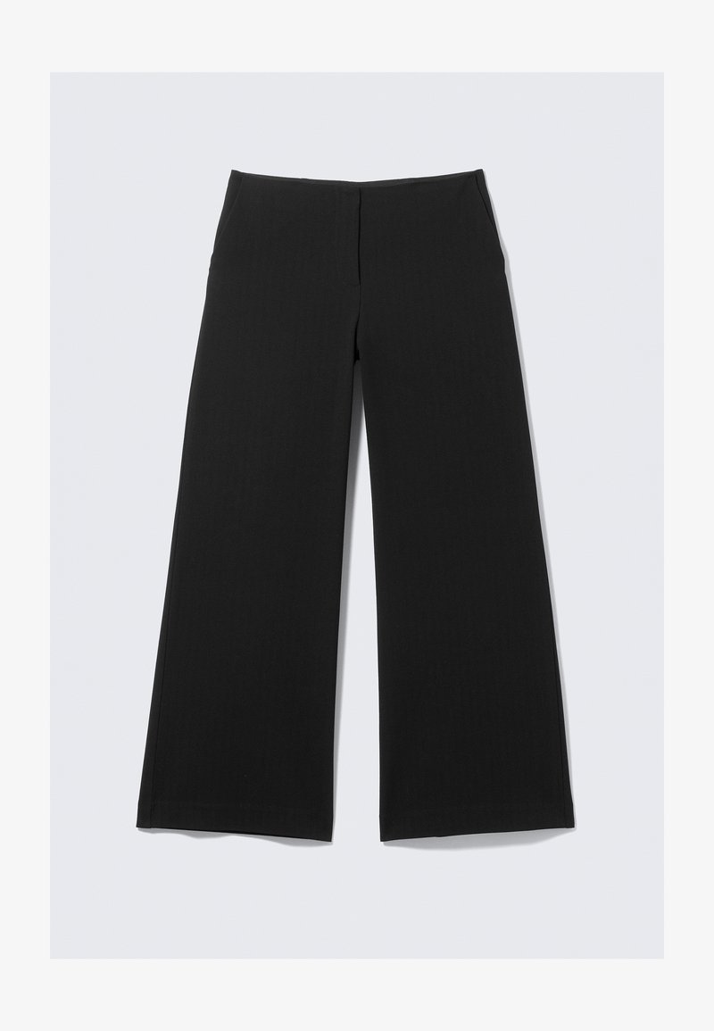 Pantalons noirs à jambes larges en tissu lisse, avec un design minimaliste et sans matériel ou motifs visibles, posés à plat sur un fond clair.