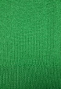 Tessuto a maglia verde con una texture liscia, caratterizzato da un motivo uniforme e un bordo inferiore a costine. Adatto per l'uso in capi di abbigliamento.