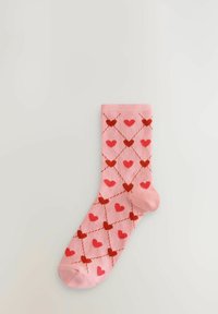 Rosa Socken mit einem Herzmuster in verschiedenen Rottönen, mit einem rautenförmigen Gitterdesign und einer weichen, strukturierten Oberfläche.