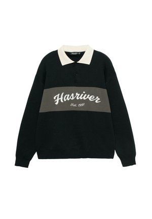 Polotrui in donkergroen met een beige kraag. Grijze horizontale streep met witte tekst: "Hasriver Est. 1991." Zachte gebreide stof.