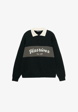 Polotrui in donkergroen met een beige kraag. Grijze horizontale streep met witte tekst: "Hasriver Est. 1991." Zachte gebreide stof.