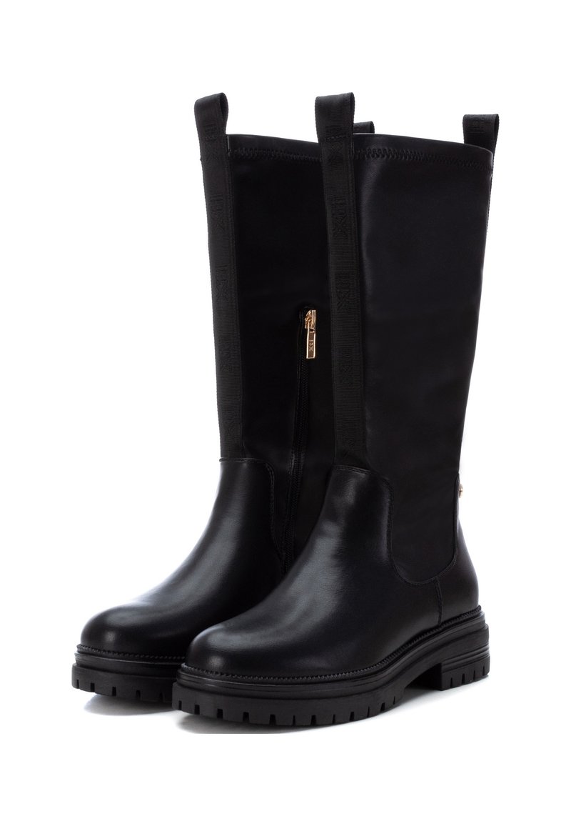 Stivali neri in pelle al ginocchio con superficie liscia, pannelli laterali elasticizzati, dettaglio della cerniera dorata e suola in gomma spessa.