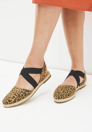 Espadrillos med leopardprint, sorte elastiske krydsremme, rundet tå og flettet råsnesål. Flad. Blød stofftekstur.