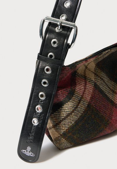 Ādas plecu siksna ar sudraba aparatūru un acuļiem, piestiprināta pie auduma somas ar daudzkrāsainu pleda rakstu un bordo akcentiem.