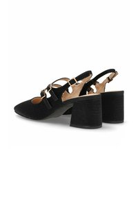 Zapatos de tacón alto de ante negro con punta afilada, que cuentan con múltiples correas y herrajes en tono dorado, junto con un tacón de bloque texturizado.
