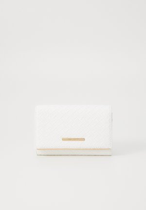 Biały pleciony portfel o gładkiej fakturze, z subtelnym złotym akcentem i schludnym zapięciem na klapkę.