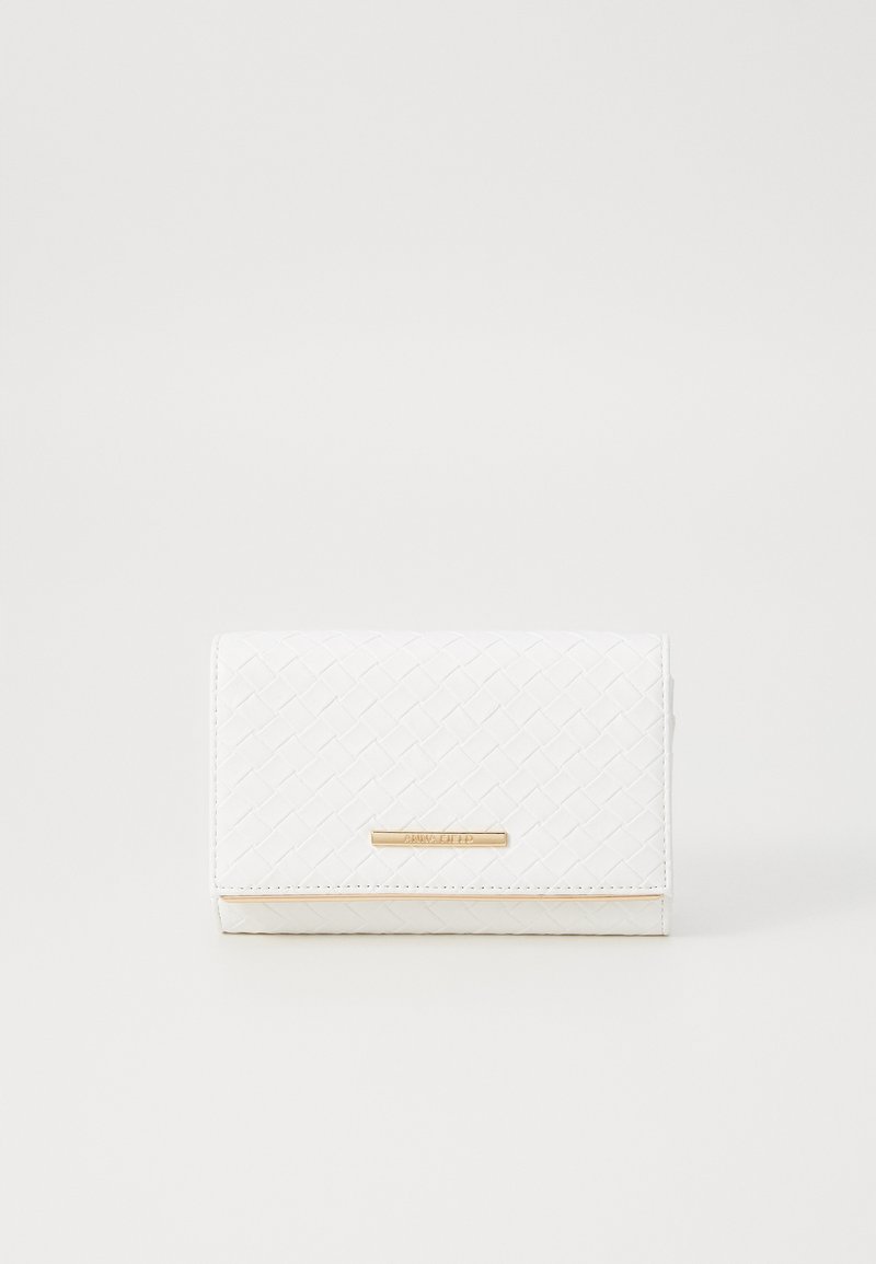 Witte gevlochten portemonnee met een gladde textuur, voorzien van een subtiele gouden hardwareaccent en een nette opvouwbare design.