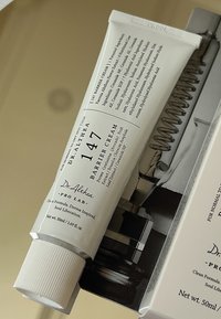 Hvit plasttube med Dr. Althea 147 Barrier Cream med grå tekst, utstyrt med flip-top lokk. Inneholder 50ml produkt.