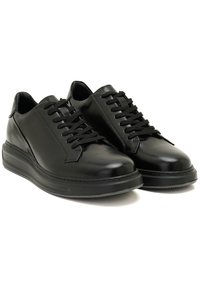 Schwarze Leder-Sneaker mit glatter Oberfläche, abgerundeten Zehen, flachen Schnürsenkeln und einer dicken Gummisohle. Minimalistisches Design ohne sichtbare Markenkennzeichnung.