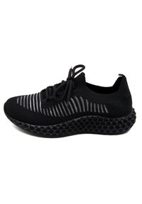Schwarzer Sportschuh mit atmungsaktivem Obermaterial aus Mesh, das horizontale Streifen aufweist, runder Zehenbereich, Schnürdesign und profilierter Gummisohle.