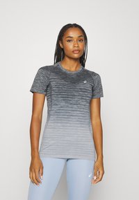 Lühikese varrukaga spordijumper hallides toones, millel on tekstuuriga muster, ümar kaelus ja logo detail rinna piirkonnas.