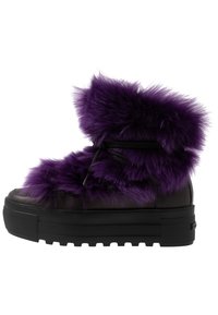 Černé platformové tenisky s fialovým umělým kožíškem na okraji, mají kulatou špičku a černé tkaničky. Silná, texturovaná podrážka pro lepší přilnavost.