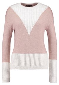 Pull en maille avec un corps rose, une texture côtelée crème à l'ourlet et aux manches, avec un motif en forme de V crème au niveau du col.