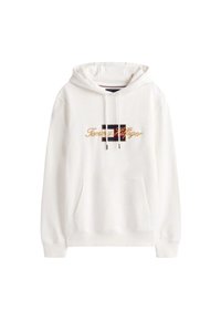 Sudadera blanca hecha de tejido suave, con un bolsillo frontal, capucha con cuerda y logo bordado de "Tommy Hilfiger" en dorado, azul y rojo.