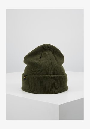 Oliwkowa dzianinowa czapka z podwiniętym brzegiem i teksturowanym wykończeniem, z małą czarną metką z żółtym logo z boku.