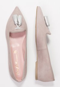 Lichtroze suède ballerina's met een spitse neus en een verhoogde zilveren strikdetail aan de voorkant. Zachte binnenvoering en platte beige zool.