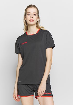Grå atletisk T-shirt og shorts sæt med røde detaljer, med korte ærmer, rund halsudskæring og Hummel-logo på brystet og shorts.
