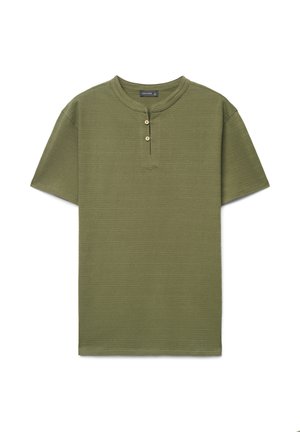Maglietta Henley verde oliva a maniche corte con due bottoni in legno e una sottile trama a costine orizzontali.