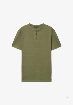 Olivegrünes Henley-Shirt mit kurzen Ärmeln, zwei Holzknöpfen und feiner horizontaler Rippstruktur.