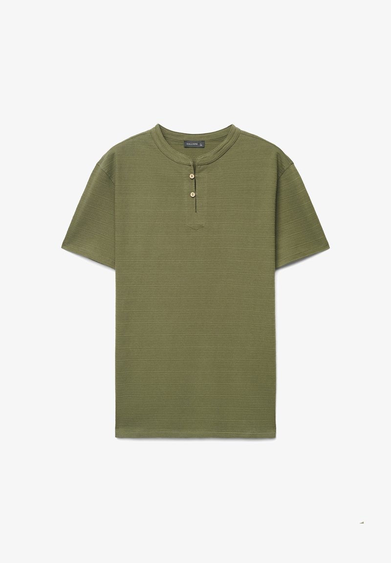 Chemise henley à manches courtes vert olive avec deux boutons en bois et texture côtelée horizontale subtile.