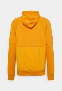 Nike Performance FC HOODIE - Felpa con cappuccio - light curry/habanero red/black