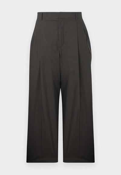 Σκούρο γκρι παντελόνι με φαρδιά μπατζάκια και λεία υφή, με ψηλή μέση και εμπρόσθιες πιέτες, σχεδιασμένο για άνετη εφαρμογή.