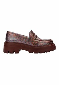 Błyszczące loafersy z wielokolorowym wykończeniem z brokatu, z masywną brązową podeszwą platformową i teksturowanym, zaokrąglonym noskiem.